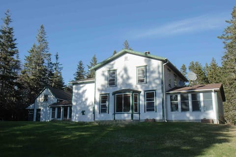 Downeast Rosehip Tree Farmhouse - Waterfront
