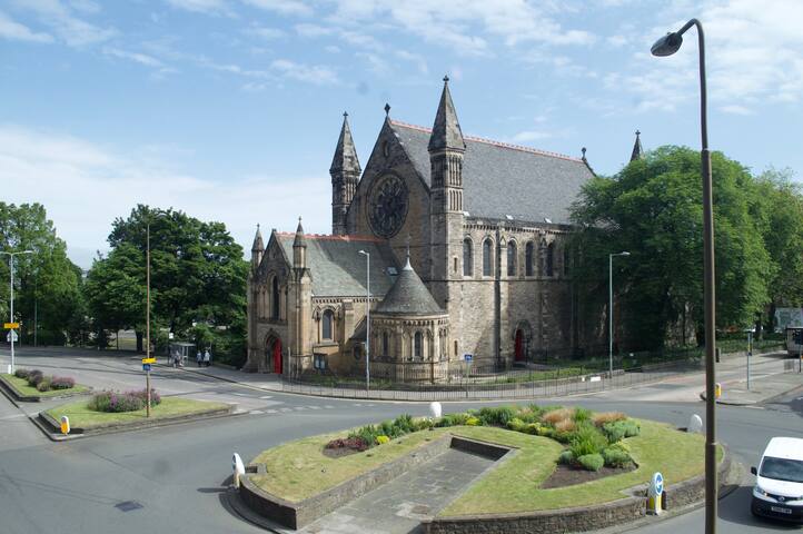 SALE! Enormous Luxury 4 Bed, Sleeps 8-10 gallery image 5