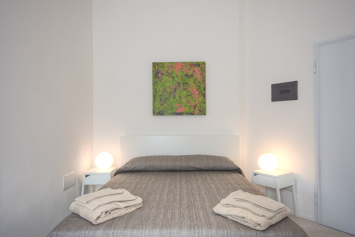 ავეჯი სუფთაა, მაგრამ ფუნქციონალურია