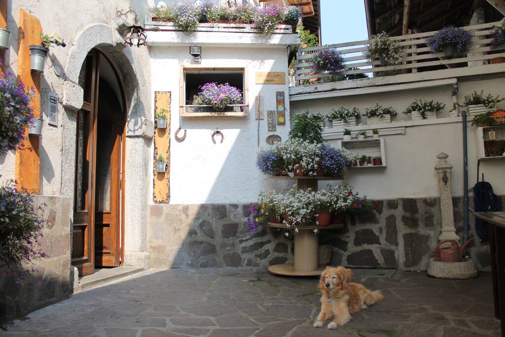 Cortile d'accesso all'abitazione