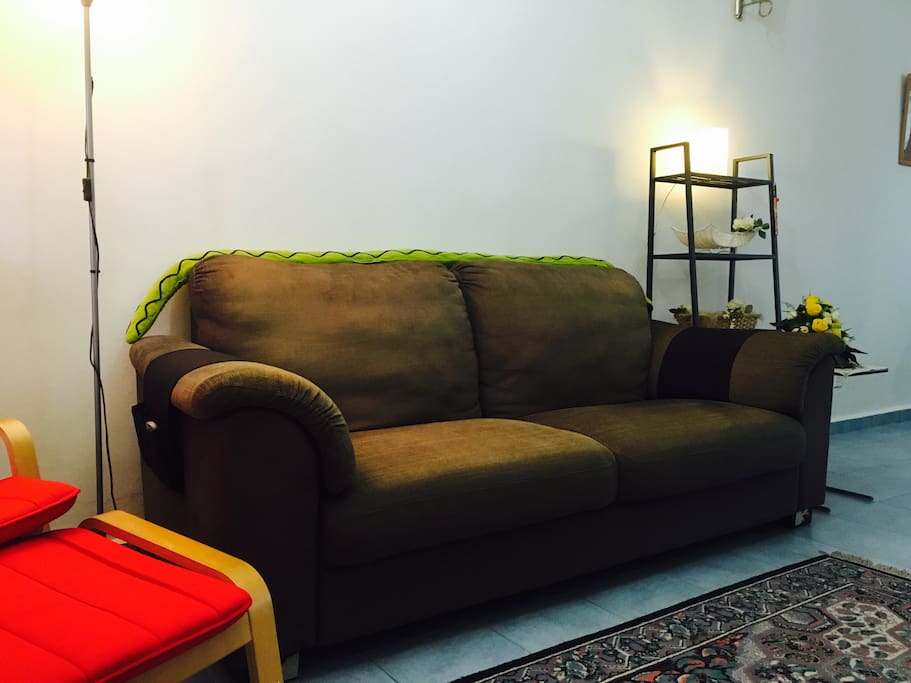 The high back gives good support for your neck and head. Seat cushions with cold foam and a top layer of memory foam; moulds to the precise contours of your body
