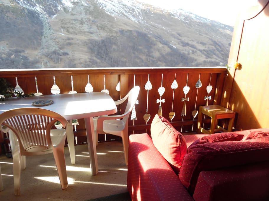 Le balcon avec canapé pour admirer la vue.