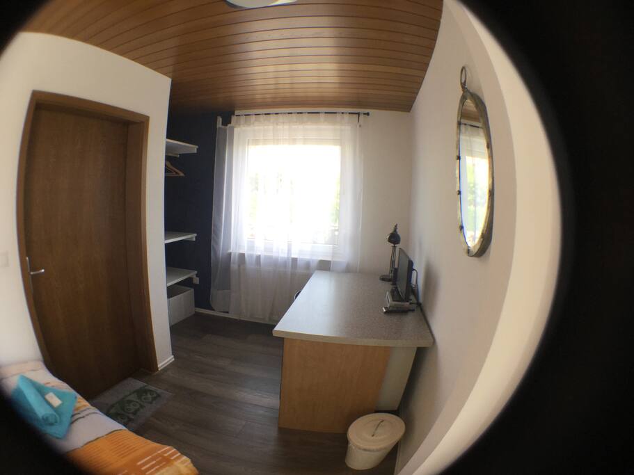 Offener Schrank und Schreibtisch Einzelzimmer