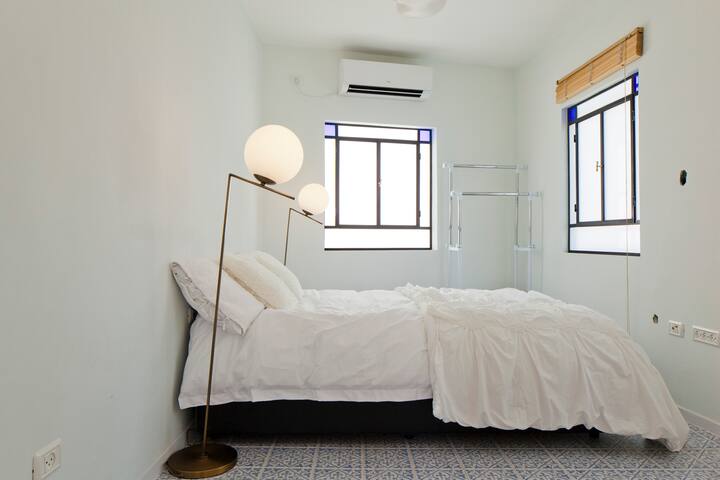 Კომფორტული სივრცე საძინებლის გვერდითა განათებით და კონდიციონერით