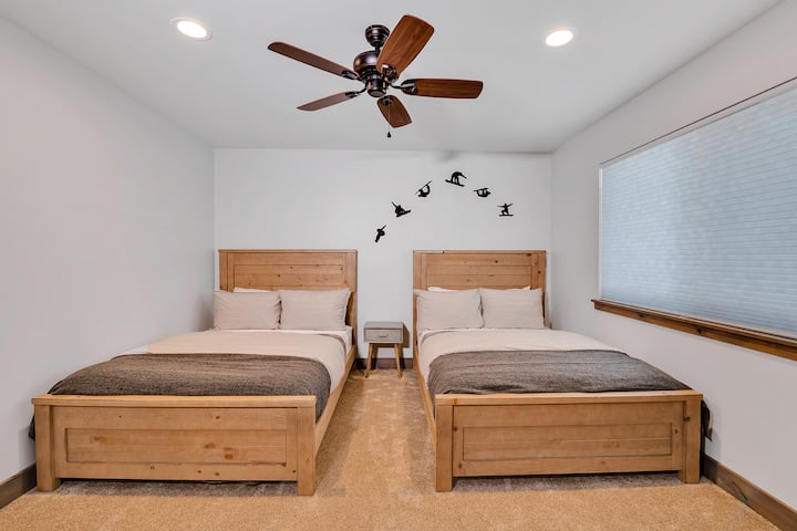 BR 2: Chumba cha kulala cha wageni w/2 vitanda kamili.