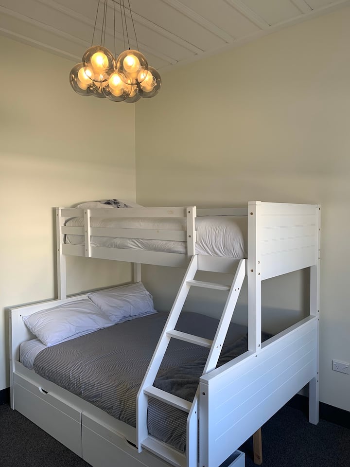 Chumba cha kulala cha tatu - kitanda cha watu wawili (ghorofa ya chini) na kimoja juu