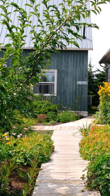 Entrance path to Robin unit