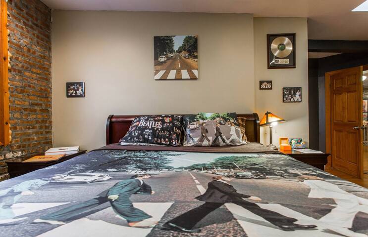 Beatles room w/ En Suite bathroom in Logan Square!