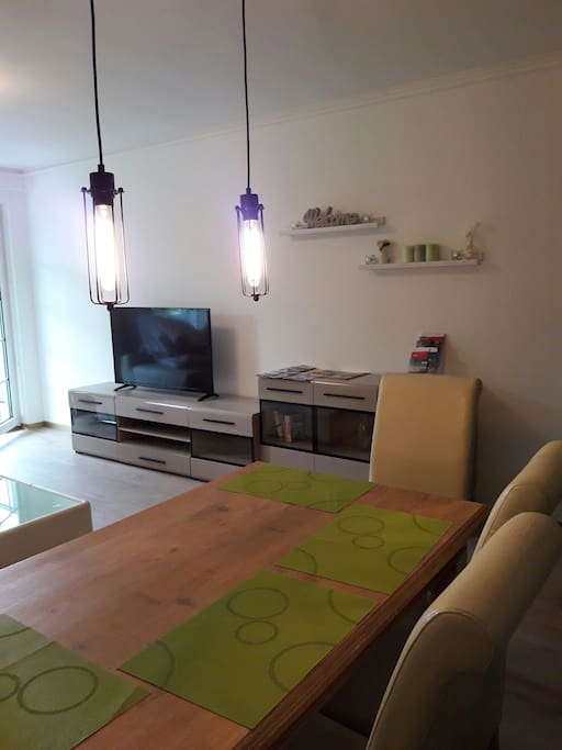 Regale im Wohnzimmer mit Sideboard
