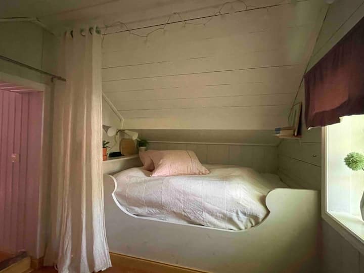 Bračni krevet (140com) u „hodniku” kad se penjete stepenicama.