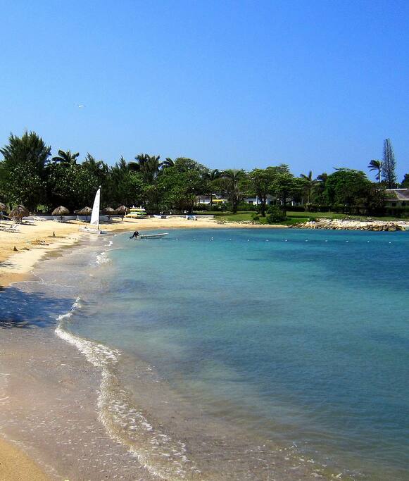 The Main Beach is long and great fun for kids and parents.
The more private Quiet Beach which is next to Sunset's beach is for those who just want a hammock or chaise, a good book and solitude.