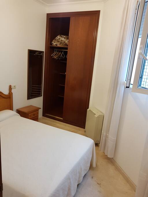 Habitación con cama de matrimonio