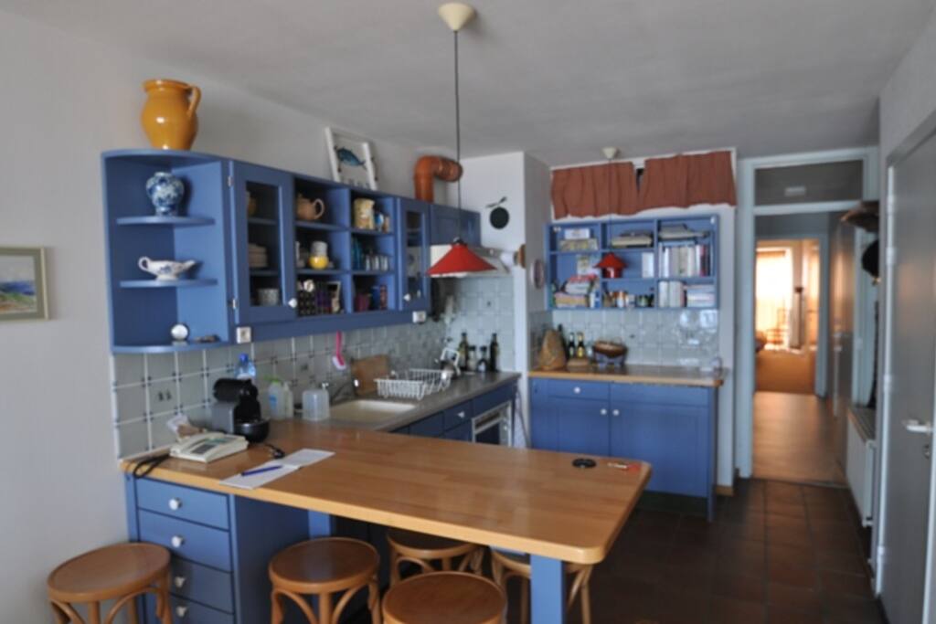Keuken, bartafel, inductiekookplaat, oven/magnetron, nespresso