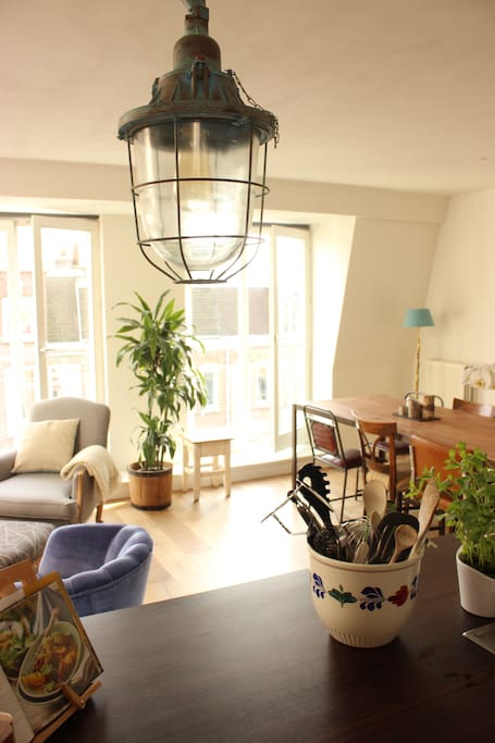 Sunlight floods in through the floor-to-ceiling windows.
