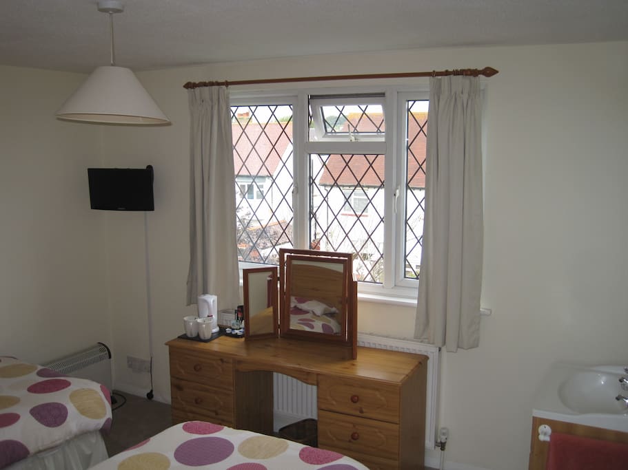 Twin Room
TV WI-FI
Tea &Coffee