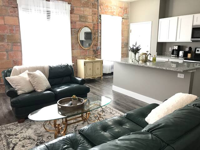 ✨Classy Downtown Apartment✨ Big Kitchen ✨ King Bed