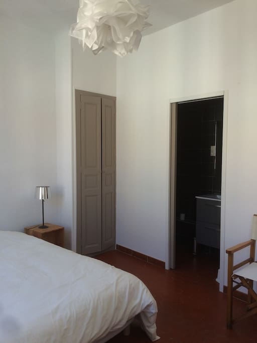 Penderie et salle de douche pour la chambre 1