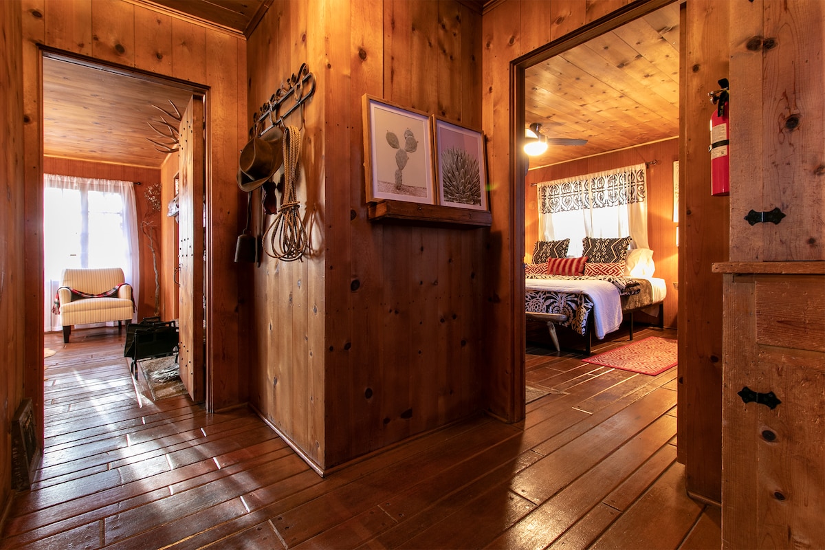 Lado derecho de la casa: Dormitorio #1 con cama tamaño king, sala de estar #1 y dormitorio #2 con litera.