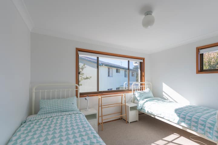 Twin beds with additional rollaway bed