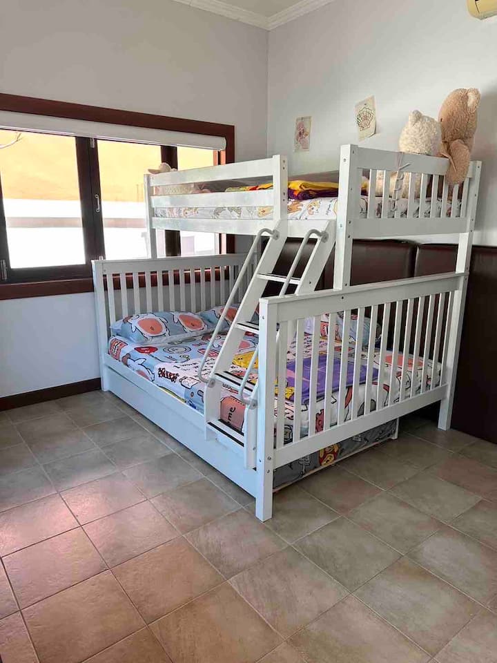 בחדר השינה השלישי יש מיטת קומתיים גדולה. 3 מיטות כלולות במיטת הקומתיים.