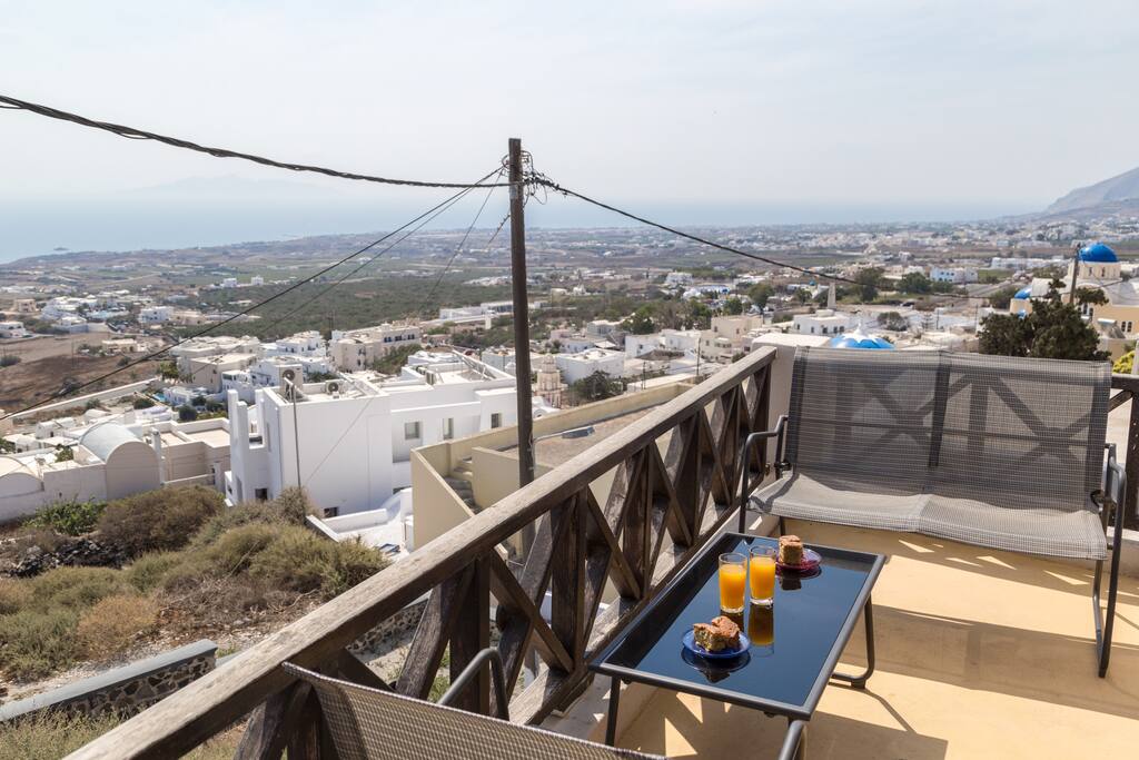 Enjoy your breakfast on the balcony.