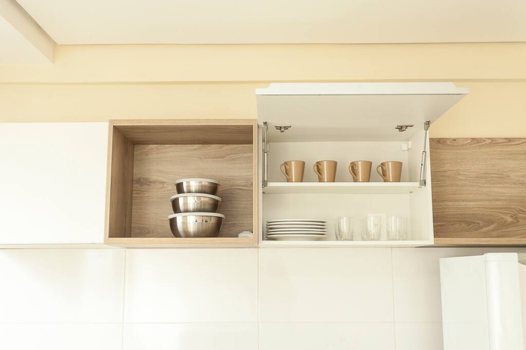 Armários de cozinha com utensílios