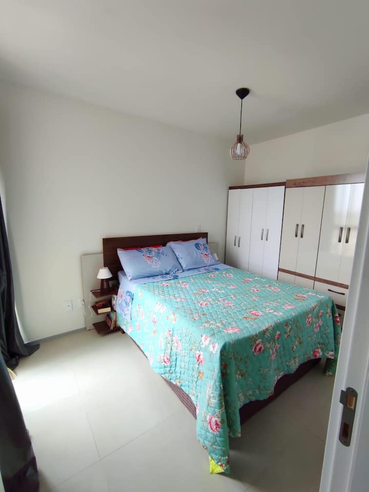 spálňa s manželskou posteľou je prepojená s  plážou a apartmánom a klimatizáciou
