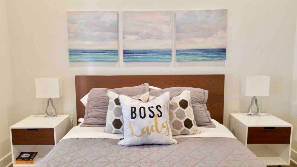 เตียงควีนไซส์ในห้องนอนใหญ่