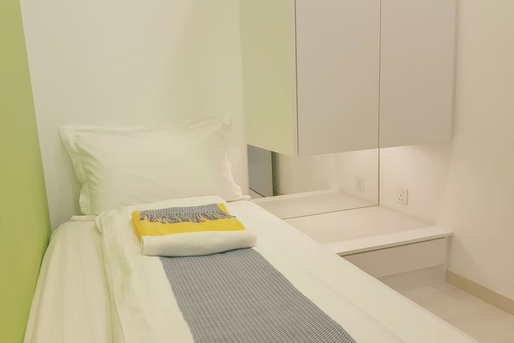 Single room, single bed with luxury quilt cover set.