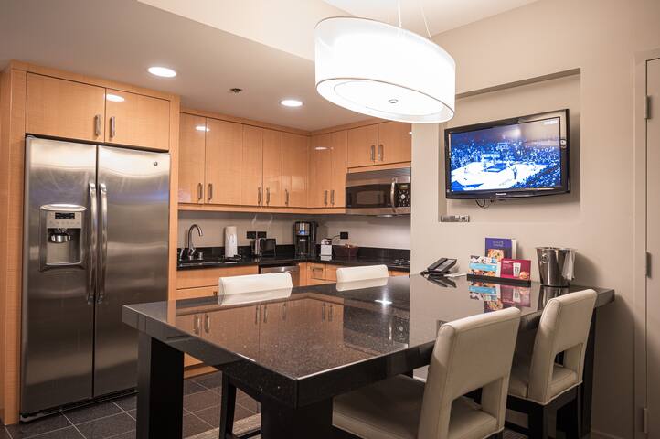 Jacuzzi 2 Bedroom King Suite with Projection TV gallery image 5