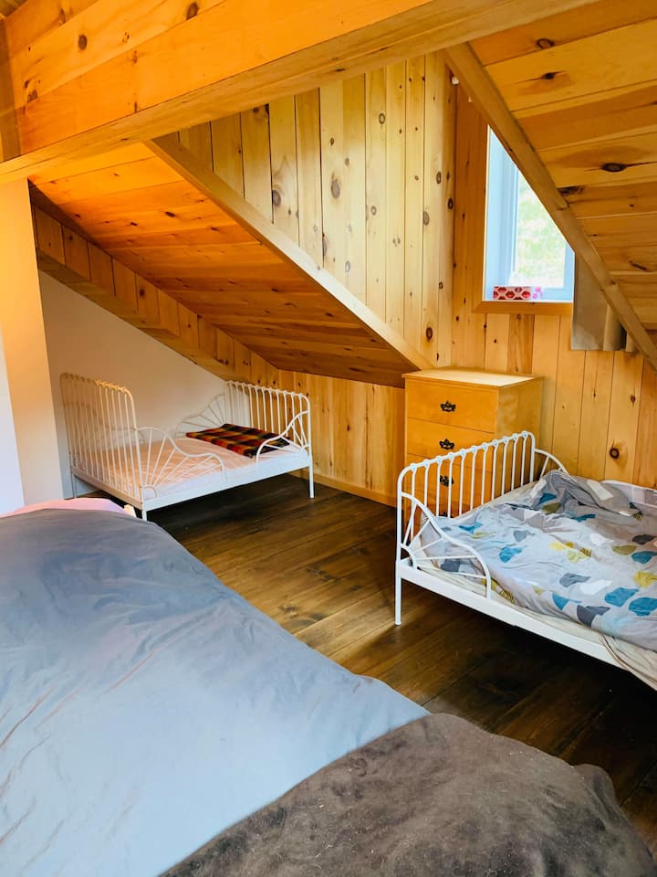 Habitación situada encima de la cocina. Consta de una cama de matrimonio, una cama individual y una cama de transición para niños pequeños.