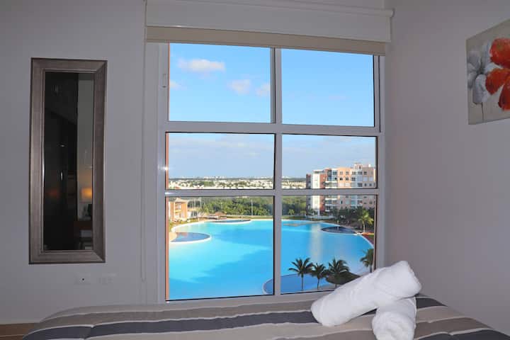 Vista de la laguna desde el dormitorio infantil//Vista de la laguna desde el dormitorio de los niños