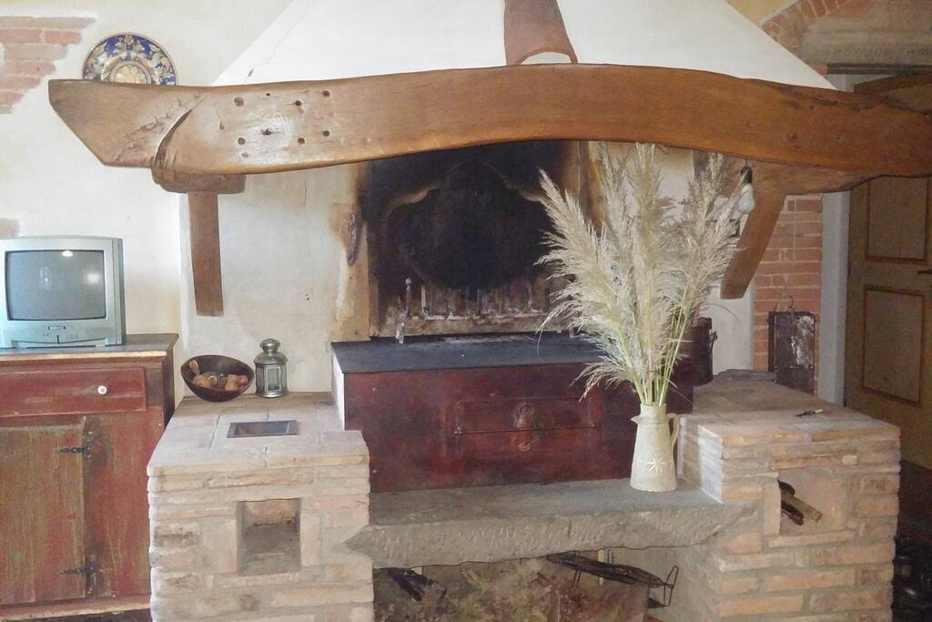 Camino;
Fireplace