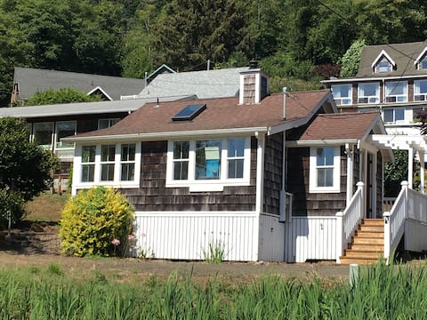Trillium Cottage-Hot tub- Woodstove-Walk to Town
