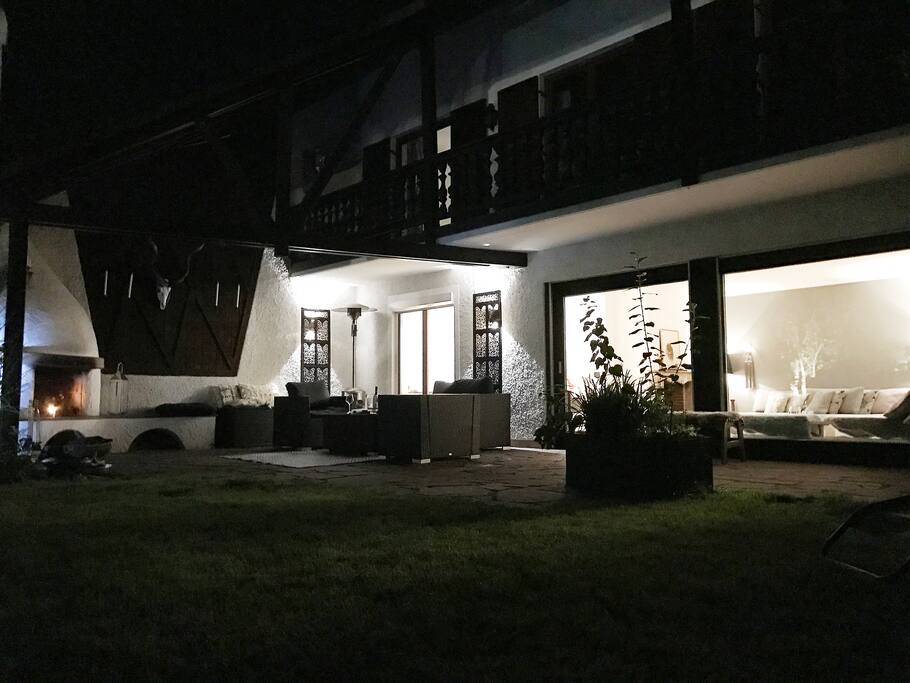 Atmosphärische Terrasse mit Außenkamin