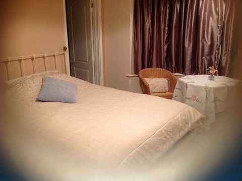 Ensuite double room. Parking. Railway + bus nearby
