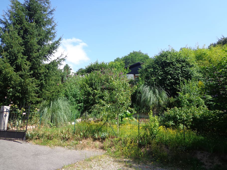 La maison se situe en hauteur, bien protégée de verdure, et donnant sur les montagnes. Parking en haut et en bas. / The house is well hidden in nature. Car park up & down the slope.