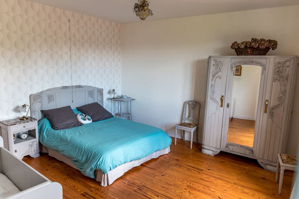 La chambre années folles avec un lit 160x200 et un lit bébé/enfant jusqu'à 4 ans