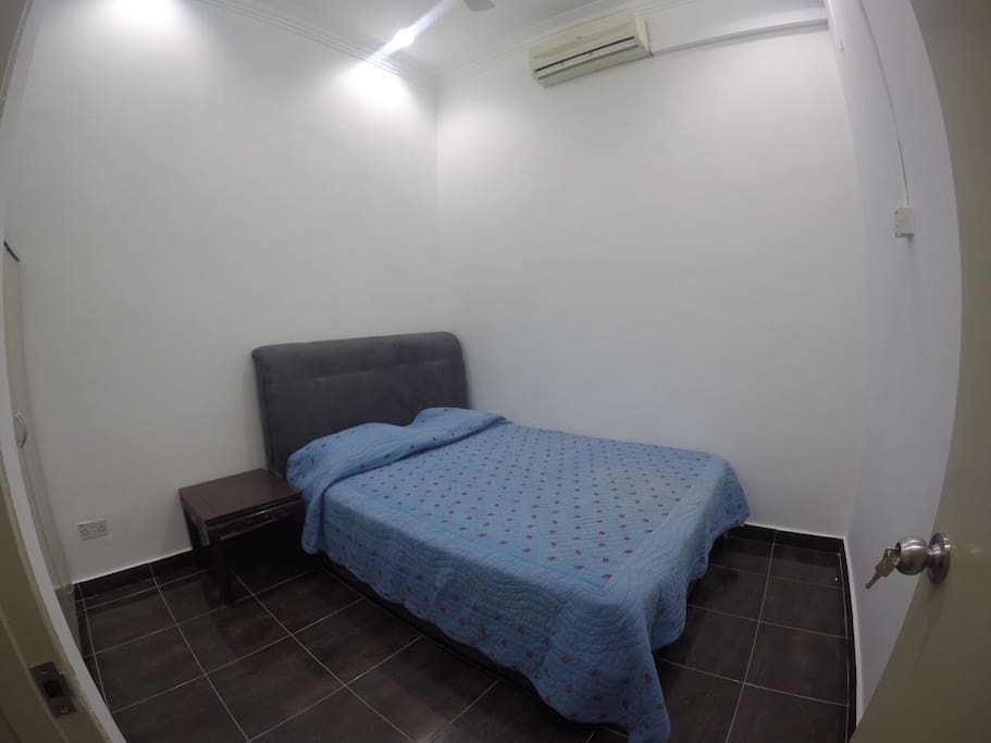Second bedroom with queen bed
