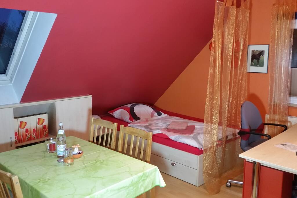 Großes, helles Einzelzimmer Nr. 1 (16,7 m²), welches auch als Doppelzimmer genutzt werden kann (Bett 1,40m x 2,00m). Ein Schreibtisch und TV ist auch vorhanden.