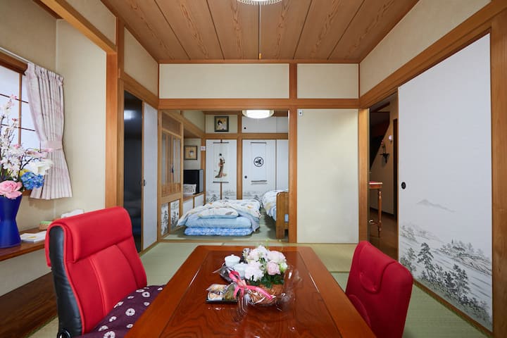 Поглед кон спалната соба 1 во јапонски стил од дневната соба во јапонски стил на првиот кат.