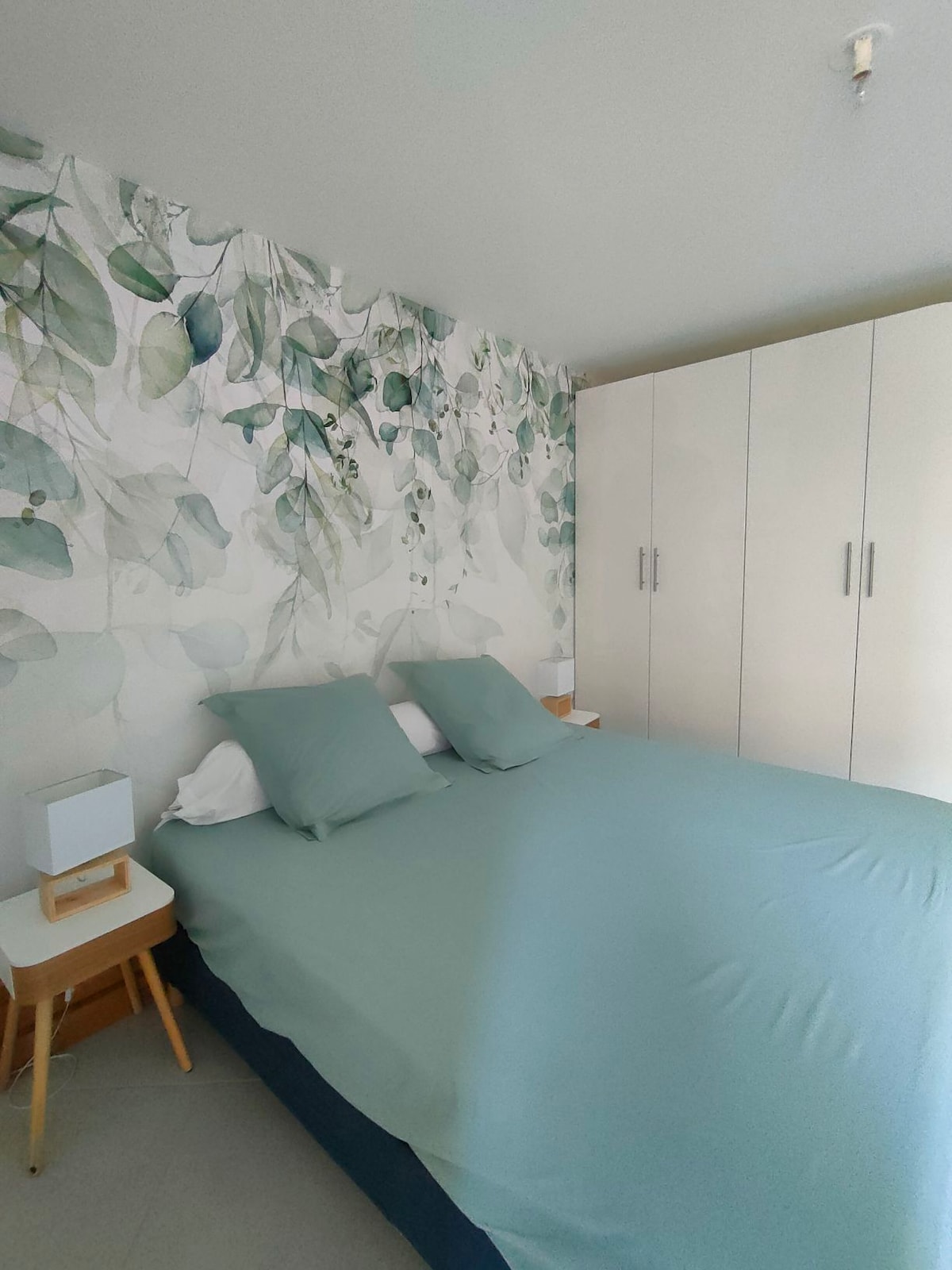 dhomë që mund të konfigurohet me 1 krevat dopio "king" 180 ose 2 krevate të vegjël 90