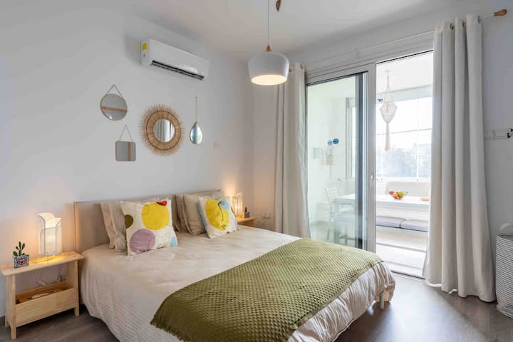 Dobro došli u naš udoban smještaj s jednom spavaćom sobom! Opustite se u udobnosti plišanog bračnog kreveta. Pažljivo osmišljeni detalji jamče vam ugodan boravak. Savršeno za poslovne putnike ili one koji putuju u slobodno vrijeme i traže miran odmor na otoku Magic Island.