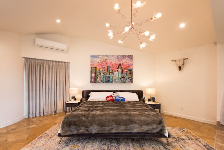 MASTER SUITE WITH INDIVIDUAL AC, CONNECTED TO THE OFFICE WITH PRIVATE FULL BATHROOM