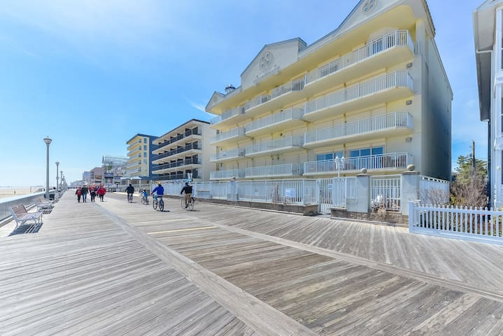 ⭐️Spacious  Direct Ocean Front Boardwalk Pool View⭐️