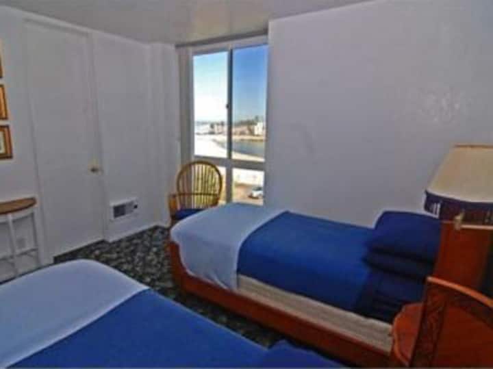 Druhá spálňa má oddelené postele s výhľadom na prístav a na oceán v závislosti od toho, kde sa v izbe nachádzate. Toto je tiež vlastná kúpeľňa.