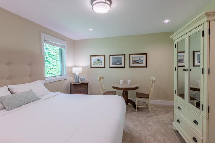 מיטת קווין. שולחן ישיבה. טלוויזיה חכמה ומערכת סאונד Bose בגודל 30אינץ 'בארון