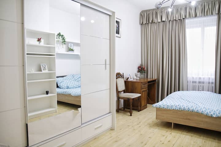 第二间卧室配有双人床、办公桌和办公桌和停放衣柜，可存放衣服和行李。