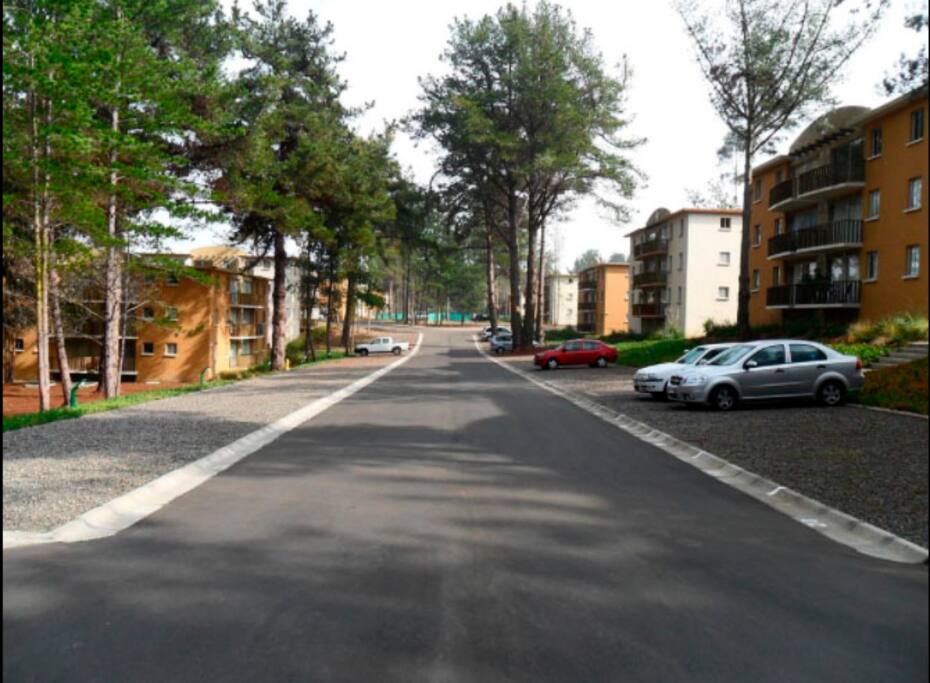 Interior condominio, estacionamiento privado y estacionamiento para visitas