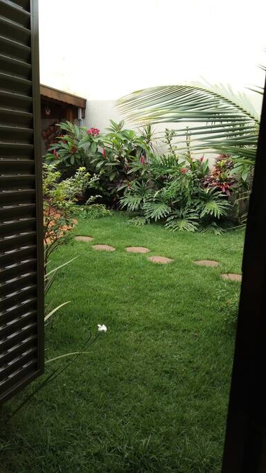 Vista da cama para o jardim, janela grande (2,10 A)